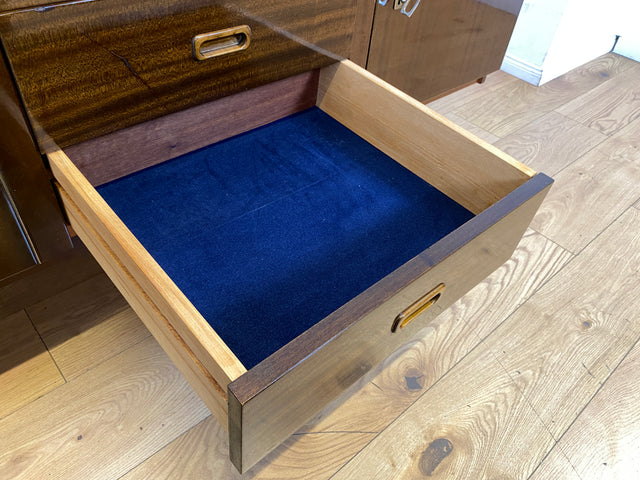 Stilvolles langes dunkles 70er Jahre Sideboard mit Schubladen und Holzgriffen I Anrichte Schrank Kommode TV Board Bank Lowboard Fernsehschrank Mid-Century Vintage 60er I