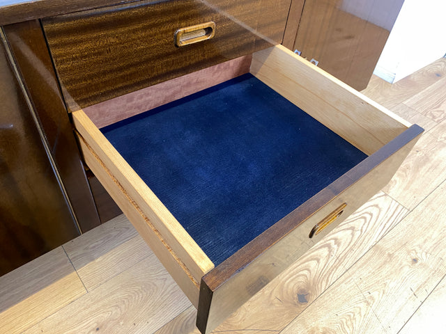 Stilvolles langes dunkles 70er Jahre Sideboard mit Schubladen und Holzgriffen I Anrichte Schrank Kommode TV Board Bank Lowboard Fernsehschrank Mid-Century Vintage 60er I