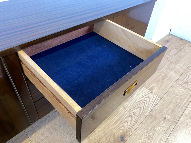 Stilvolles langes dunkles 70er Jahre Sideboard mit Schubladen und Holzgriffen I Anrichte Schrank Kommode TV Board Bank Lowboard Fernsehschrank Mid-Century Vintage 60er I