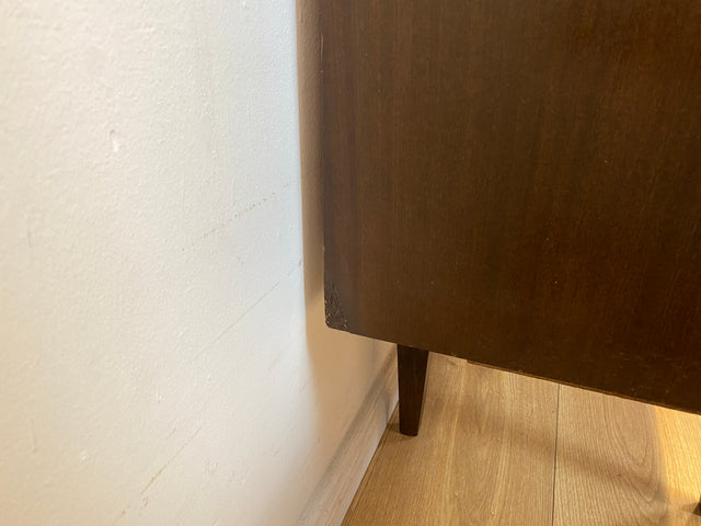 Stilvolles langes dunkles 70er Jahre Sideboard mit Schubladen und Holzgriffen I Anrichte Schrank Kommode TV Board Bank Lowboard Fernsehschrank Mid-Century Vintage 60er I