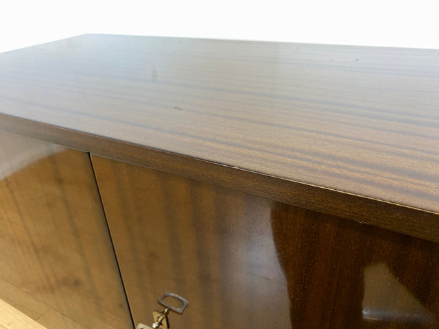 Stilvolles langes dunkles 70er Jahre Sideboard mit Schubladen und Holzgriffen I Anrichte Schrank Kommode TV Board Bank Lowboard Fernsehschrank Mid-Century Vintage 60er I