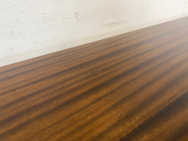 Stilvolles langes dunkles 70er Jahre Sideboard mit Schubladen und Holzgriffen I Anrichte Schrank Kommode TV Board Bank Lowboard Fernsehschrank Mid-Century Vintage 60er I