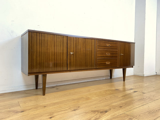 Stilvolles langes dunkles 70er Jahre Sideboard mit Schubladen und Holzgriffen I Anrichte Schrank Kommode TV Board Bank Lowboard Fernsehschrank Mid-Century Vintage 60er I