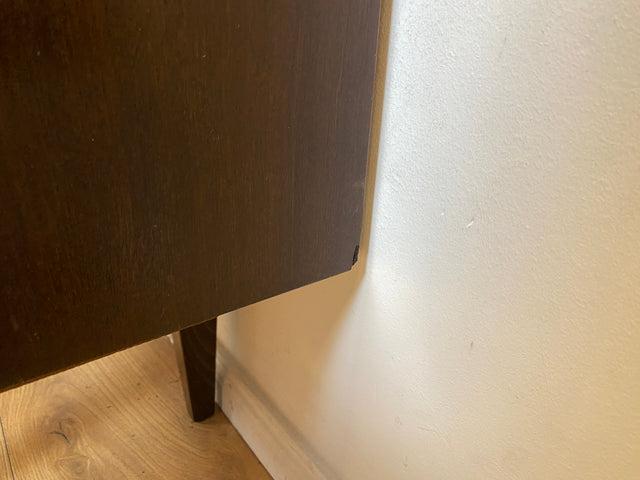 Stilvolles langes dunkles 70er Jahre Sideboard mit Schubladen und Holzgriffen I Anrichte Schrank Kommode TV Board Bank Lowboard Fernsehschrank Mid-Century Vintage 60er I