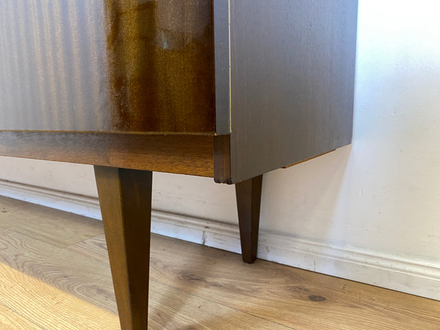 Stilvolles langes dunkles 70er Jahre Sideboard mit Schubladen und Holzgriffen I Anrichte Schrank Kommode TV Board Bank Lowboard Fernsehschrank Mid-Century Vintage 60er I