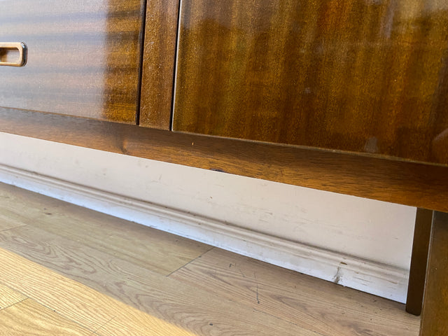 Stilvolles langes dunkles 70er Jahre Sideboard mit Schubladen und Holzgriffen I Anrichte Schrank Kommode TV Board Bank Lowboard Fernsehschrank Mid-Century Vintage 60er I