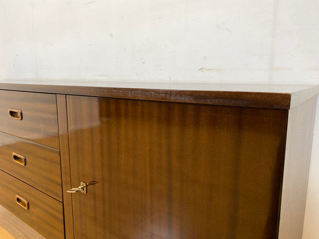 Stilvolles langes dunkles 70er Jahre Sideboard mit Schubladen und Holzgriffen I Anrichte Schrank Kommode TV Board Bank Lowboard Fernsehschrank Mid-Century Vintage 60er I