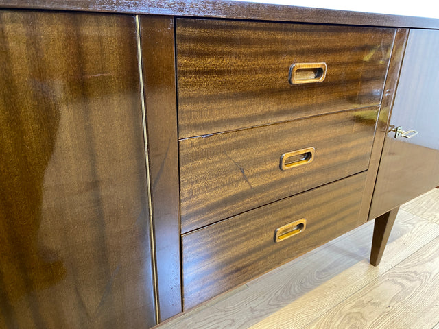 Stilvolles langes dunkles 70er Jahre Sideboard mit Schubladen und Holzgriffen I Anrichte Schrank Kommode TV Board Bank Lowboard Fernsehschrank Mid-Century Vintage 60er I