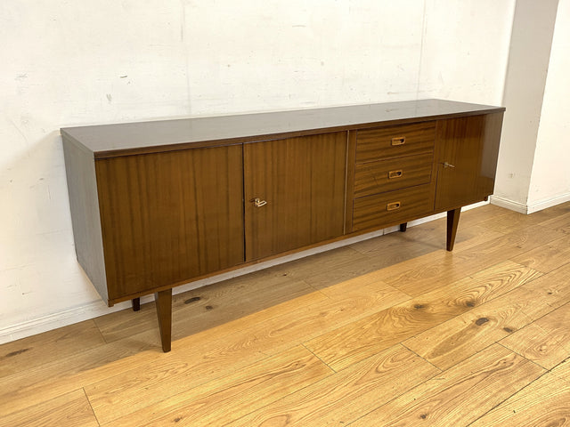 Stilvolles langes dunkles 70er Jahre Sideboard mit Schubladen und Holzgriffen I Anrichte Schrank Kommode TV Board Bank Lowboard Fernsehschrank Mid-Century Vintage 60er I