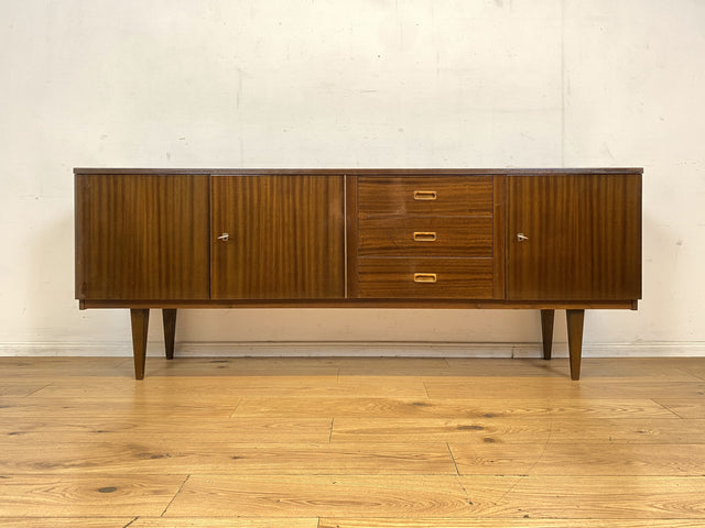 Stilvolles langes dunkles 70er Jahre Sideboard mit Schubladen und Holzgriffen I Anrichte Schrank Kommode TV Board Bank Lowboard Fernsehschrank Mid-Century Vintage 60er I