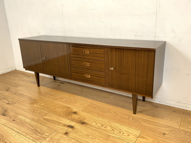 Stilvolles langes dunkles 70er Jahre Sideboard mit Schubladen und Holzgriffen I Anrichte Schrank Kommode TV Board Bank Lowboard Fernsehschrank Mid-Century Vintage 60er I