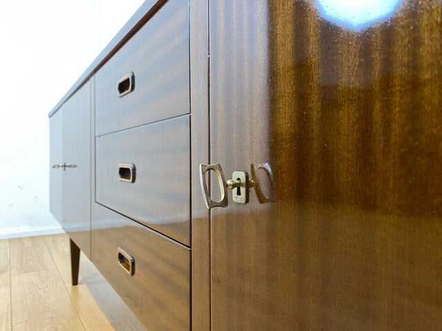 Stilvolles langes dunkles 70er Jahre Sideboard mit Schubladen und Holzgriffen I Anrichte Schrank Kommode TV Board Bank Lowboard Fernsehschrank Mid-Century Vintage 60er I