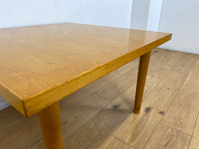 WMK I Minimalistischer und sehr gut erhaltener heller Mid-Century Couchtisch in seltener quadratischer Form