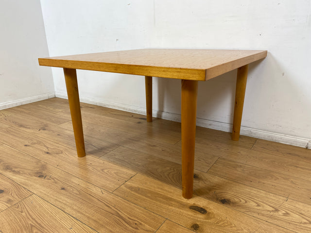 WMK I Minimalistischer und sehr gut erhaltener heller Mid-Century Couchtisch in seltener quadratischer Form