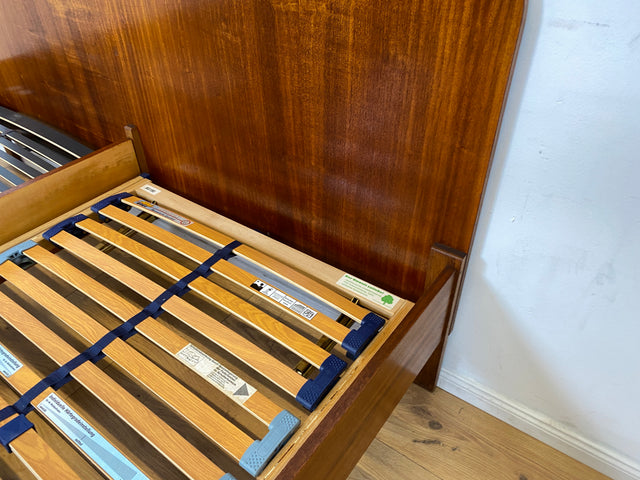 Stilvolles und sehr gut erhaltenes Mid-Century Bett mit Lattenrosten für zwei 90x190 Matratzen I Doppelbett Holzbett Bettrahmen Schlafzimmer 50er 60er Vintage Rockabilly I