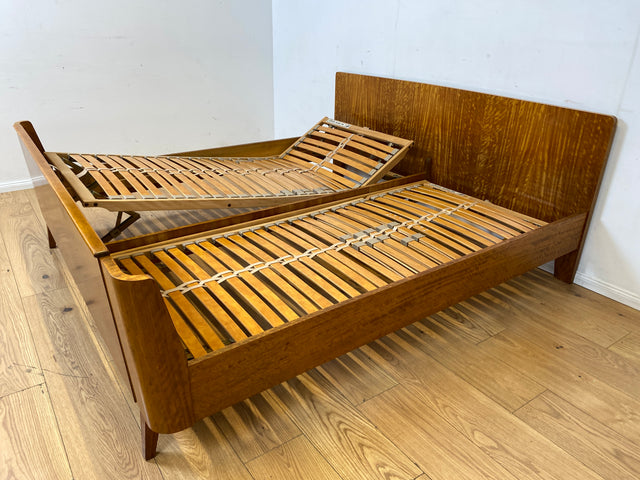 Stilvoller und sehr gut erhaltenes Mid-Century Bett mit hochwertigen verstellbaren Lattenrosten