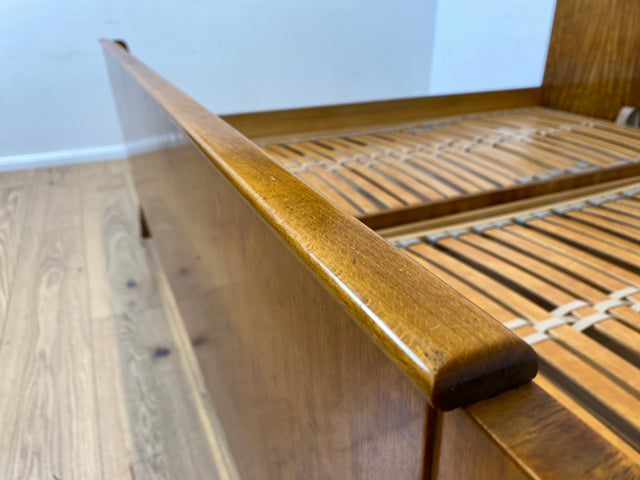 Stilvoller und sehr gut erhaltenes Mid-Century Bett mit hochwertigen verstellbaren Lattenrosten