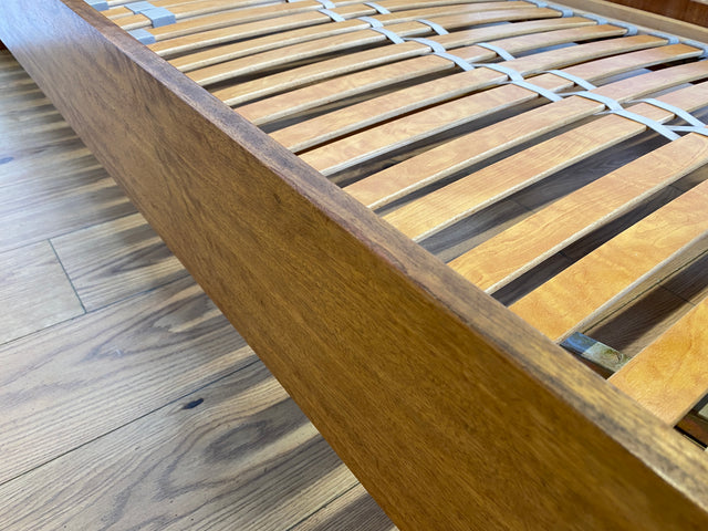 Stilvoller und sehr gut erhaltenes Mid-Century Bett mit hochwertigen verstellbaren Lattenrosten