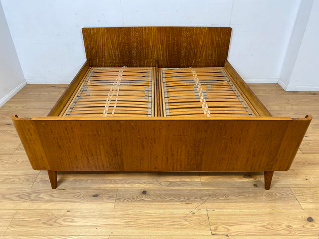 Stilvoller und sehr gut erhaltenes Mid-Century Bett mit hochwertigen verstellbaren Lattenrosten