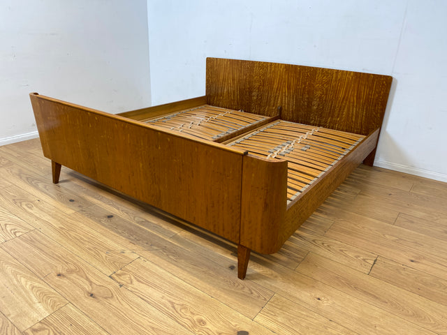 Stilvoller und sehr gut erhaltenes Mid-Century Bett mit hochwertigen verstellbaren Lattenrosten