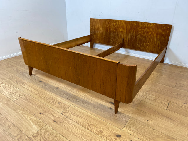 Stilvoller und sehr gut erhaltenes Mid-Century Bett mit hochwertigen verstellbaren Lattenrosten