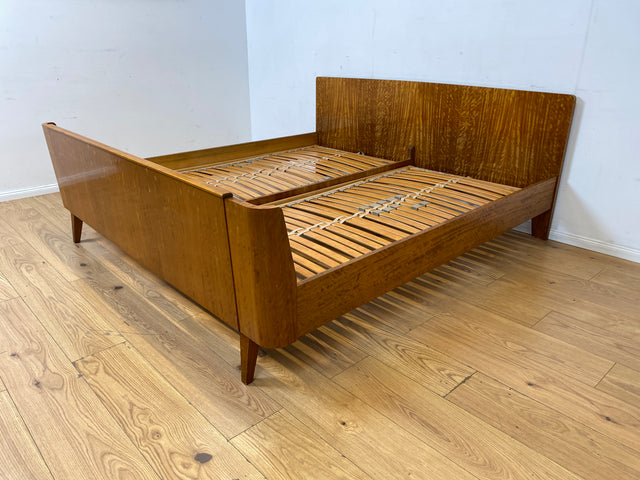 Stilvoller und sehr gut erhaltenes Mid-Century Bett mit hochwertigen verstellbaren Lattenrosten