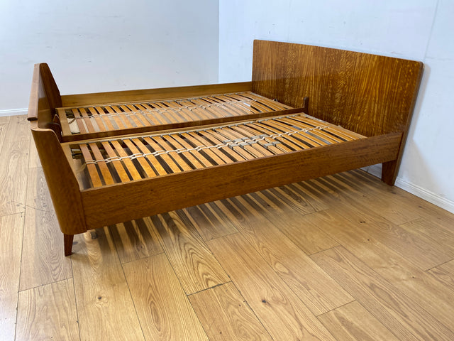 Stilvoller und sehr gut erhaltenes Mid-Century Bett mit hochwertigen verstellbaren Lattenrosten