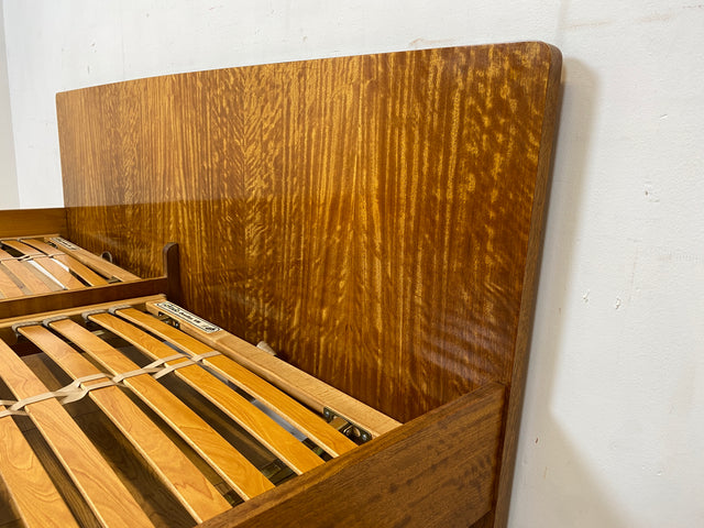 Stilvoller und sehr gut erhaltenes Mid-Century Bett mit hochwertigen verstellbaren Lattenrosten