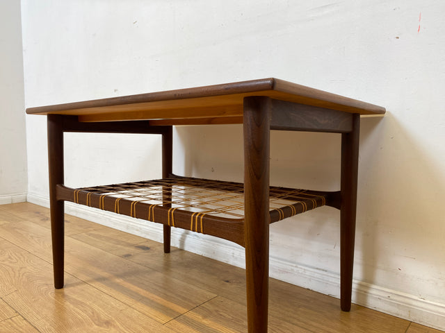 Stilvoller Mid-Century Couchtisch in Teakholz von Ilse Möbel in skandinavischem Design mit Naturgeflecht Ablage I Wohnzimmertisch Coffee Table Danish Design Vintage 60er I