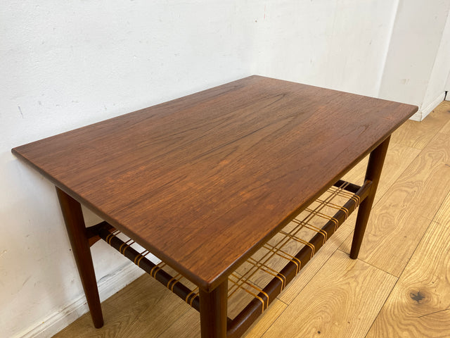 Stilvoller Mid-Century Couchtisch in Teakholz von Ilse Möbel in skandinavischem Design mit Naturgeflecht Ablage I Wohnzimmertisch Coffee Table Danish Design Vintage 60er I