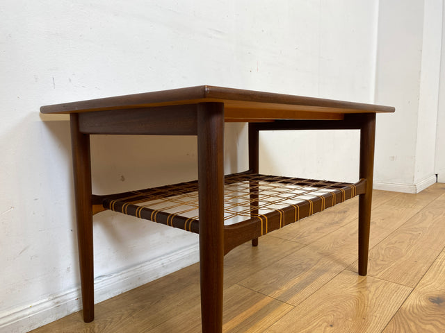 Stilvoller Mid-Century Couchtisch in Teakholz von Ilse Möbel in skandinavischem Design mit Naturgeflecht Ablage I Wohnzimmertisch Coffee Table Danish Design Vintage 60er I