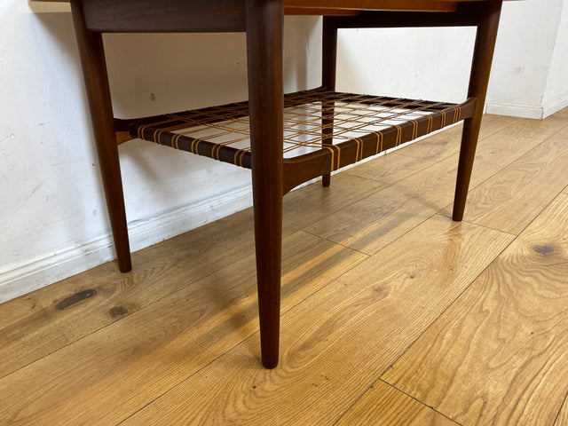 Stilvoller Mid-Century Couchtisch in Teakholz von Ilse Möbel in skandinavischem Design mit Naturgeflecht Ablage I Wohnzimmertisch Coffee Table Danish Design Vintage 60er I