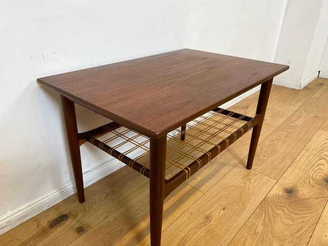 Stilvoller Mid-Century Couchtisch in Teakholz von Ilse Möbel in skandinavischem Design mit Naturgeflecht Ablage I Wohnzimmertisch Coffee Table Danish Design Vintage 60er I