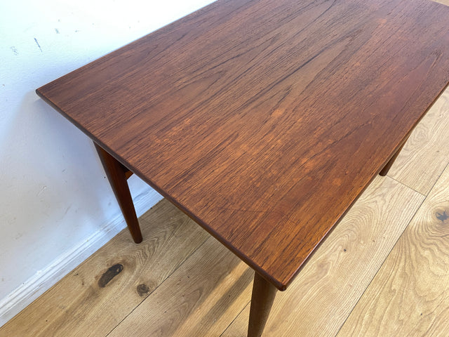 Stilvoller Mid-Century Couchtisch in Teakholz von Ilse Möbel in skandinavischem Design mit Naturgeflecht Ablage I Wohnzimmertisch Coffee Table Danish Design Vintage 60er I