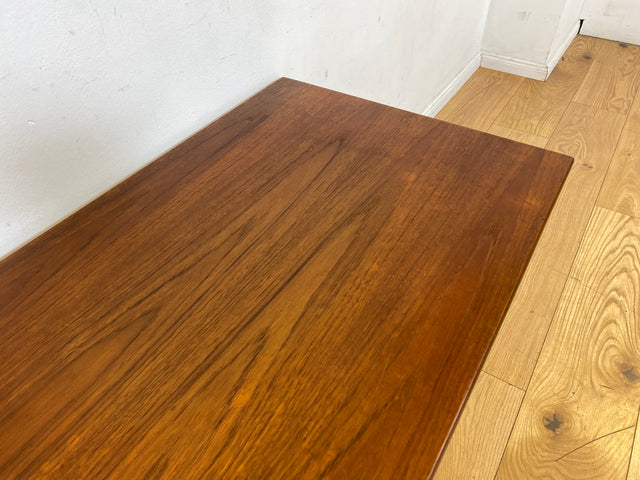 Stilvoller Mid-Century Couchtisch in Teakholz von Ilse Möbel in skandinavischem Design mit Naturgeflecht Ablage I Wohnzimmertisch Coffee Table Danish Design Vintage 60er I