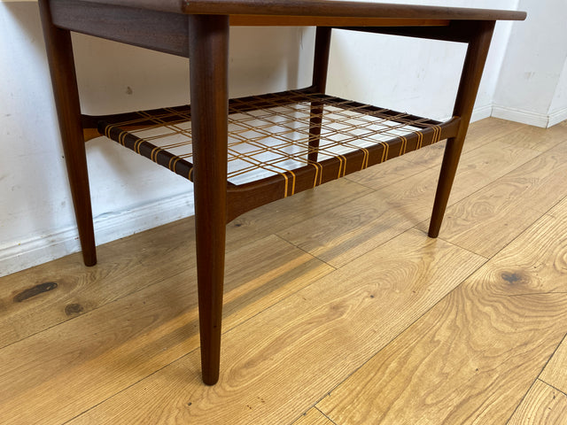 Stilvoller Mid-Century Couchtisch in Teakholz von Ilse Möbel in skandinavischem Design mit Naturgeflecht Ablage I Wohnzimmertisch Coffee Table Danish Design Vintage 60er I