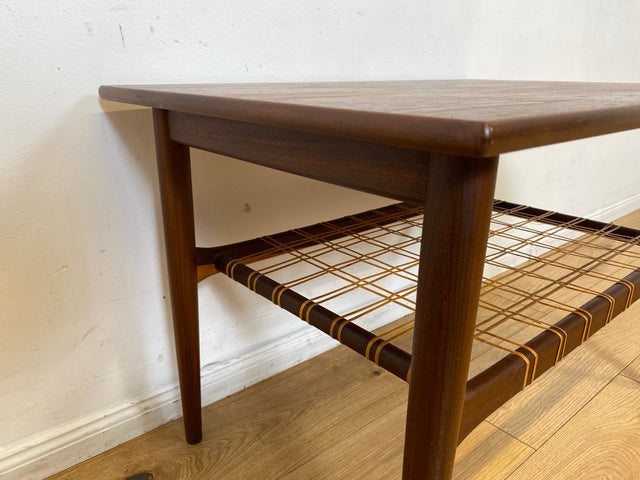 Stilvoller Mid-Century Couchtisch in Teakholz von Ilse Möbel in skandinavischem Design mit Naturgeflecht Ablage I Wohnzimmertisch Coffee Table Danish Design Vintage 60er I