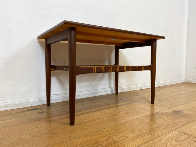 Stilvoller Mid-Century Couchtisch in Teakholz von Ilse Möbel in skandinavischem Design mit Naturgeflecht Ablage I Wohnzimmertisch Coffee Table Danish Design Vintage 60er I