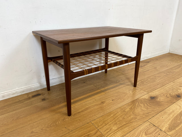 Stilvoller Mid-Century Couchtisch in Teakholz von Ilse Möbel in skandinavischem Design mit Naturgeflecht Ablage I Wohnzimmertisch Coffee Table Danish Design Vintage 60er I