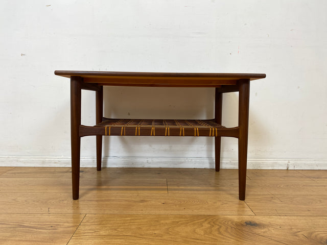 Stilvoller Mid-Century Couchtisch in Teakholz von Ilse Möbel in skandinavischem Design mit Naturgeflecht Ablage I Wohnzimmertisch Coffee Table Danish Design Vintage 60er I