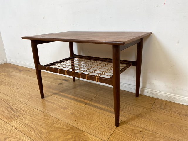 Stilvoller Mid-Century Couchtisch in Teakholz von Ilse Möbel in skandinavischem Design mit Naturgeflecht Ablage I Wohnzimmertisch Coffee Table Danish Design Vintage 60er I