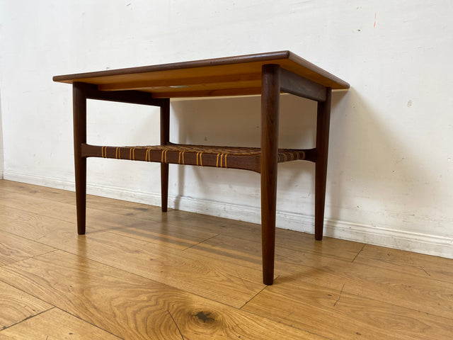 Stilvoller Mid-Century Couchtisch in Teakholz von Ilse Möbel in skandinavischem Design mit Naturgeflecht Ablage I Wohnzimmertisch Coffee Table Danish Design Vintage 60er I