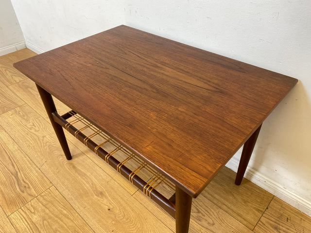 Stilvoller Mid-Century Couchtisch in Teakholz von Ilse Möbel in skandinavischem Design mit Naturgeflecht Ablage I Wohnzimmertisch Coffee Table Danish Design Vintage 60er I