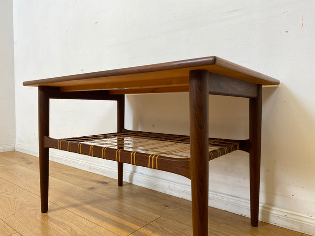 Stilvoller Mid-Century Couchtisch in Teakholz von Ilse Möbel in skandinavischem Design mit Naturgeflecht Ablage I Wohnzimmertisch Coffee Table Danish Design Vintage 60er I