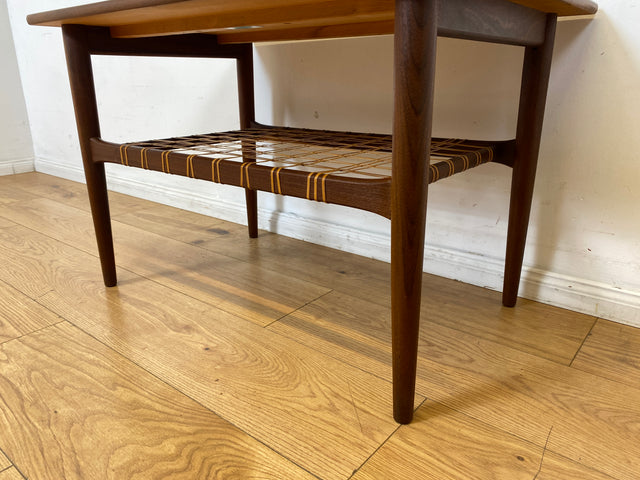 Stilvoller Mid-Century Couchtisch in Teakholz von Ilse Möbel in skandinavischem Design mit Naturgeflecht Ablage I Wohnzimmertisch Coffee Table Danish Design Vintage 60er I