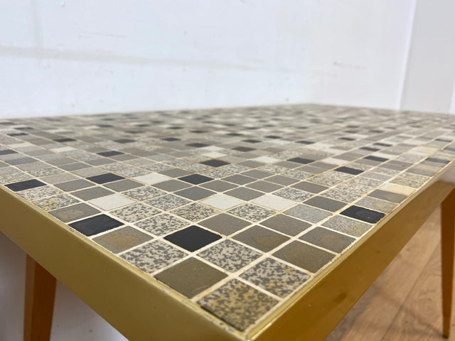 Besonders schöner hoher Mid-Century Couchtisch mit Mosaik Fliesen und konischen Füßen.