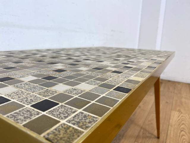 Besonders schöner hoher Mid-Century Couchtisch mit Mosaik Fliesen und konischen Füßen.