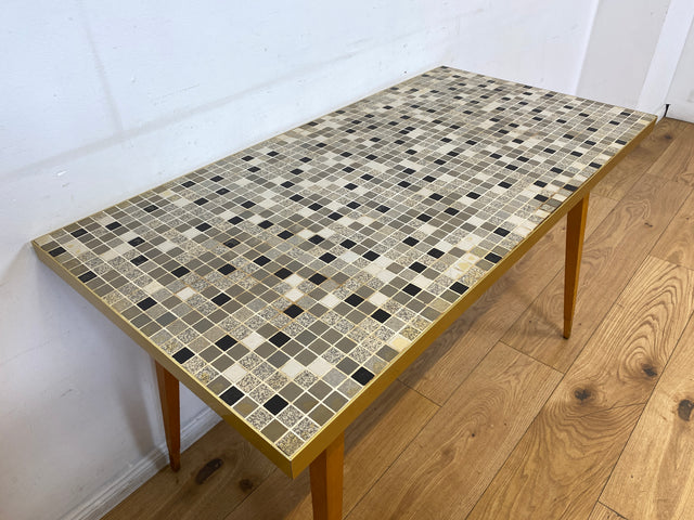 Besonders schöner hoher Mid-Century Couchtisch mit Mosaik Fliesen und konischen Füßen.