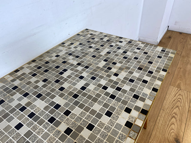 Besonders schöner hoher Mid-Century Couchtisch mit Mosaik Fliesen und konischen Füßen.