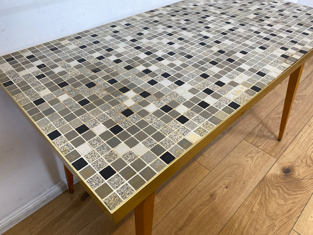 Besonders schöner hoher Mid-Century Couchtisch mit Mosaik Fliesen und konischen Füßen.
